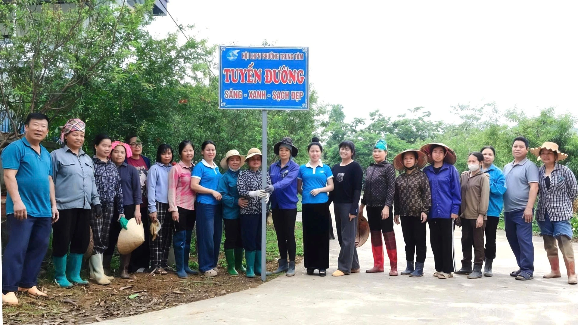 baolaocai-br_hoi-vien-phu-nu-phuong-trung-tam-tham-gia-ve-sinh-moi-truong-giu-gin-canh-quan-sang-xanh-sach-dep-2.jpg