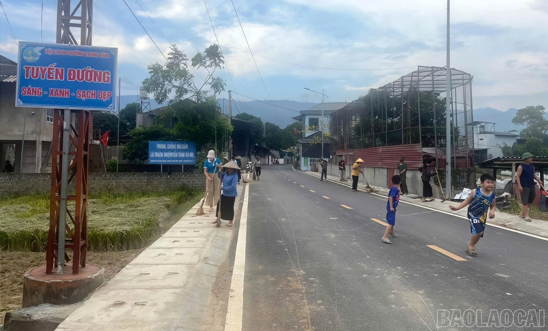 baolaocai-br_hoi-vien-phu-nu-phuong-trung-tam-tham-gia-ve-sinh-moi-truong-giu-gin-canh-quan-sang-xanh-sach-dep.jpg