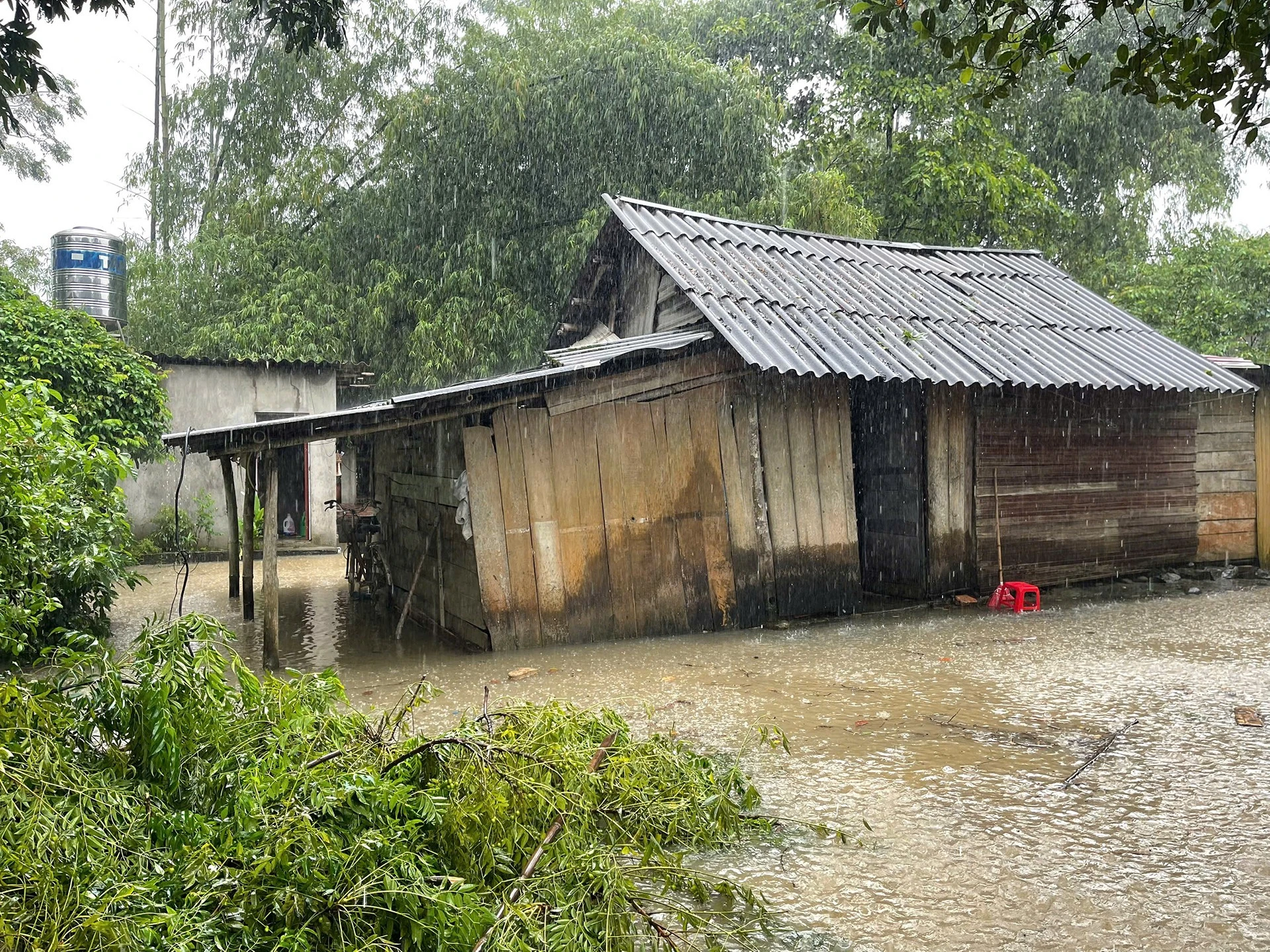 Một nhà dân bị nước tràn vào nhà.