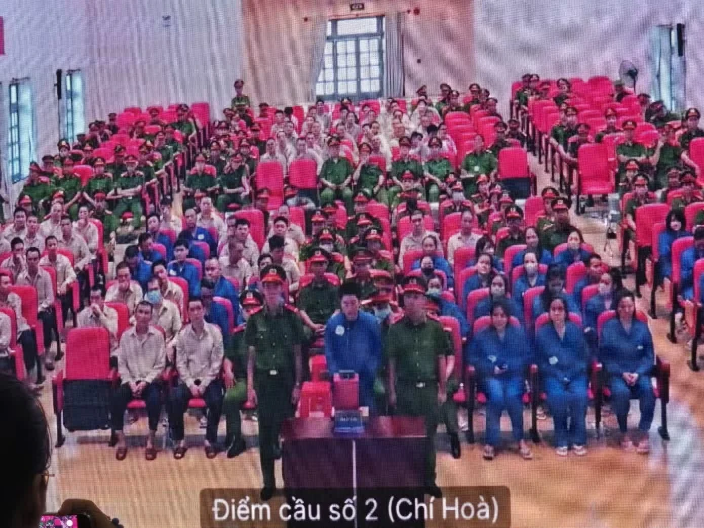 Chi Dân tại phòng xử án T30. Ảnh chụp qua màn hình.
