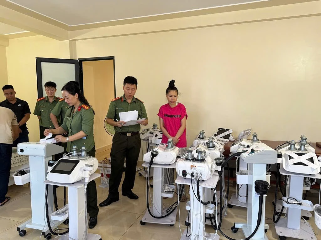 Công an tỉnh Nghệ An khám xét cơ sở “Phúc Tâm 8”. Ảnh CA.