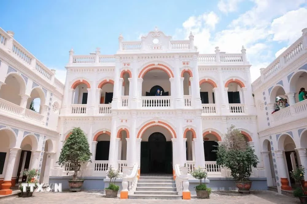 Dinh thự Hoàng A Tưởng là điểm đến không thể bỏ qua trong hành trình khám phá cao nguyên trắng Bắc Hà. Ảnh: Hoàng Hiếu)
