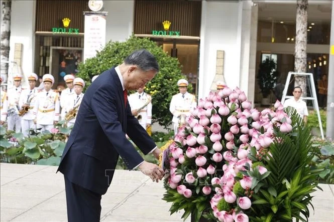 Tổng Bí thư, Chủ tịch nước Tô Lâm, các đồng chí lãnh đạo, nguyên lãnh đạo Đảng, Nhà nước dâng hoa Chủ tịch Hồ Chí Minh tại công viên tượng đài Chủ tịch Hồ Chí Minh (đường Nguyễn Huệ, phường Sài Gòn).