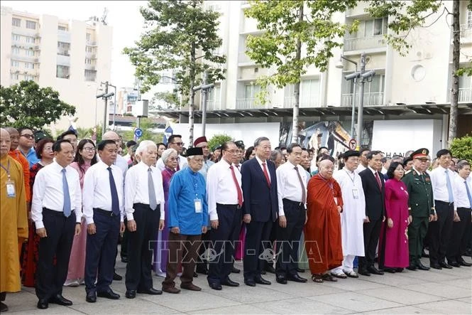 Tổng Bí thư, Chủ tịch nước Tô Lâm, các đồng chí lãnh đạo, nguyên lãnh đạo Đảng, Nhà nước dâng hoa Chủ tịch Hồ Chí Minh tại công viên tượng đài Chủ tịch Hồ Chí Minh (đường Nguyễn Huệ, phường Sài Gòn).