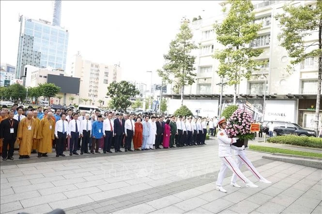 Tổng Bí thư, Chủ tịch nước Tô Lâm, các đồng chí lãnh đạo, nguyên lãnh đạo Đảng, Nhà nước dâng hoa Chủ tịch Hồ Chí Minh tại công viên tượng đài Chủ tịch Hồ Chí Minh (đường Nguyễn Huệ, phường Sài Gòn).