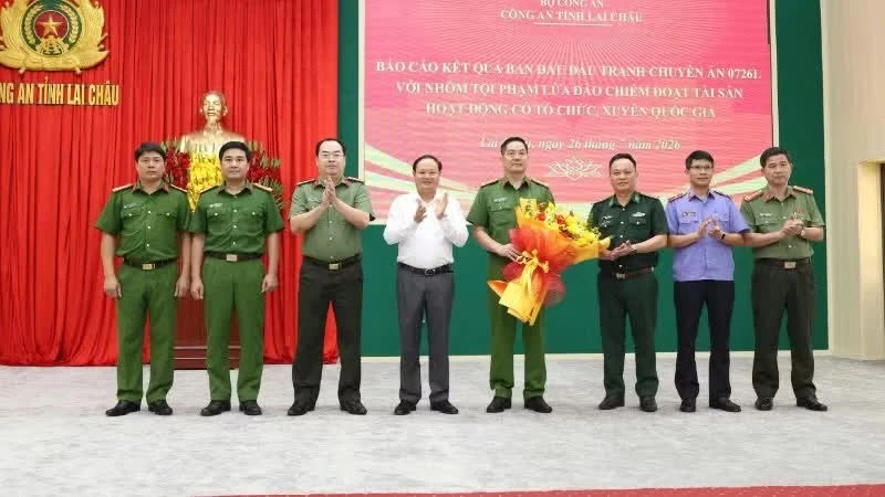 Bí thư Tỉnh ủy Lai Châu tặng hoa chúc mừng Ban Chuyên án.
