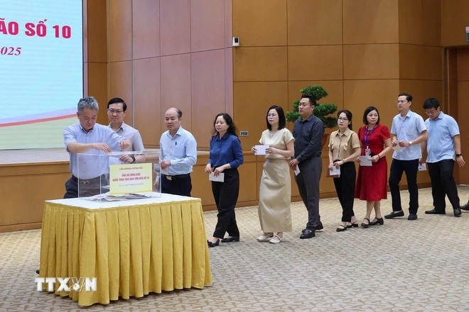 Cán bộ, công chức, viên chức Văn phòng Chính phủ tham gia quyên góp, ủng hộ đồng bào khắc phục hậu quả bão số 10.