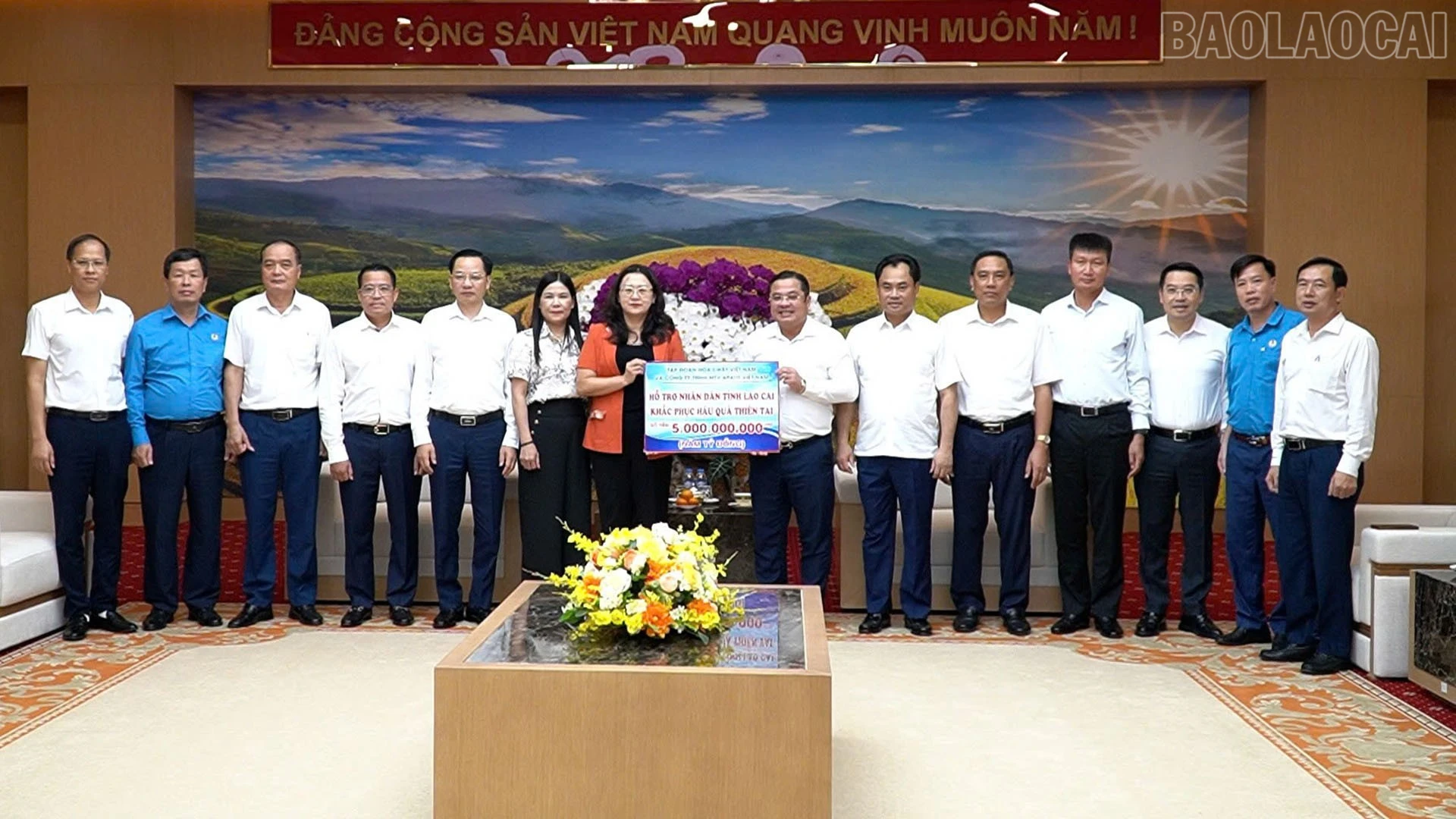 Lãnh đạo Tập đoàn Hóa chất Việt Nam trao kinh phí hỗ trợ tỉnh Lào Cai.