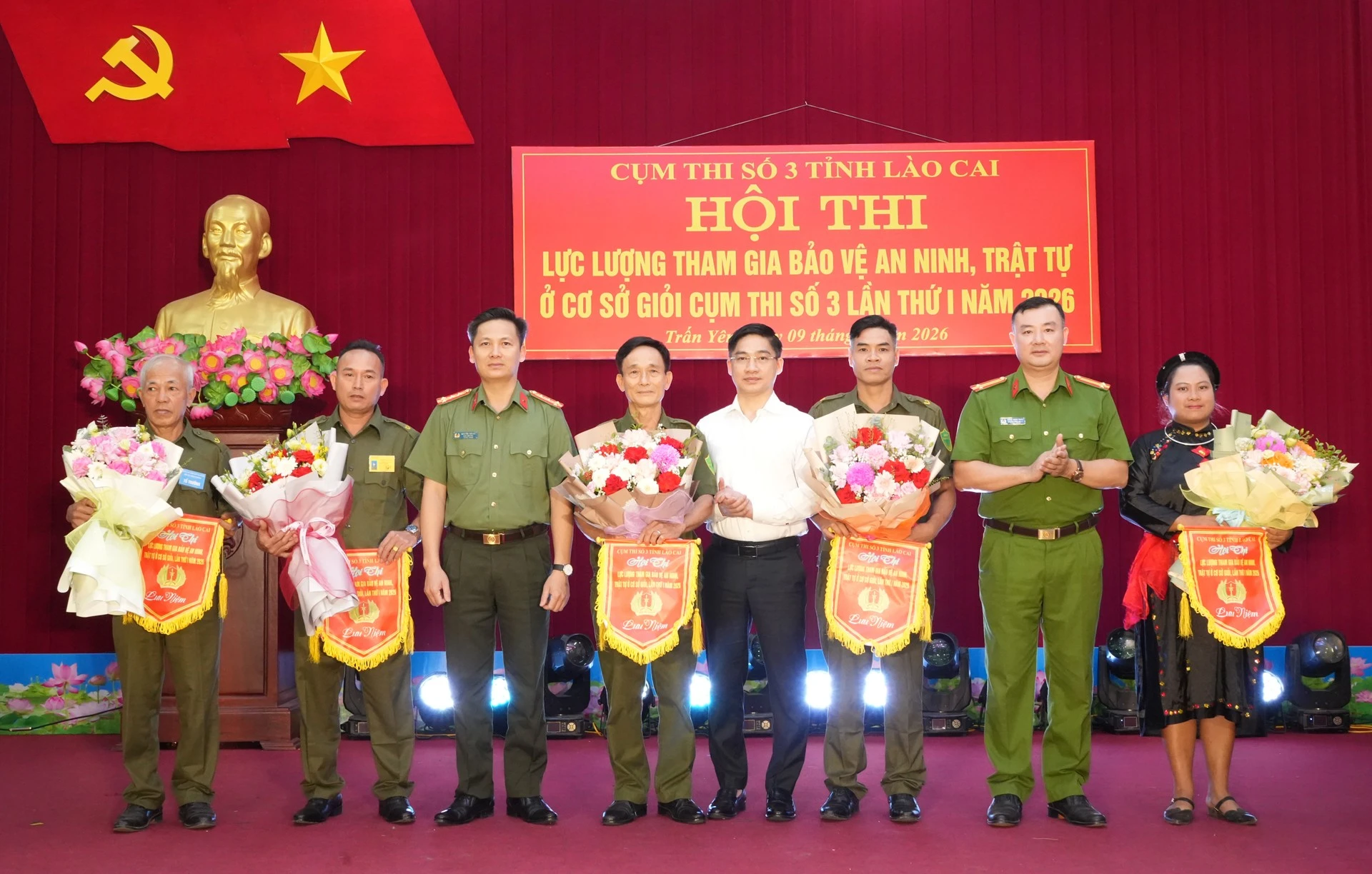 Lãnh đạo Công an tỉnh và lãnh đạo UBND xã Trấn Yên tặng hoa và cờ lưu niệm cho các đội thi.