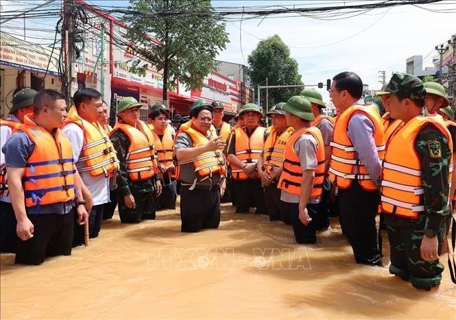 Thủ tướng Phạm Minh Chính chỉ đạo công tác cứu hộ, cứu nạn và khắc phục hậu quả lũ lụt gây ngập trên diện rộng tại khu vực phường Phan Đình Phùng, tỉnh Thái Nguyên.