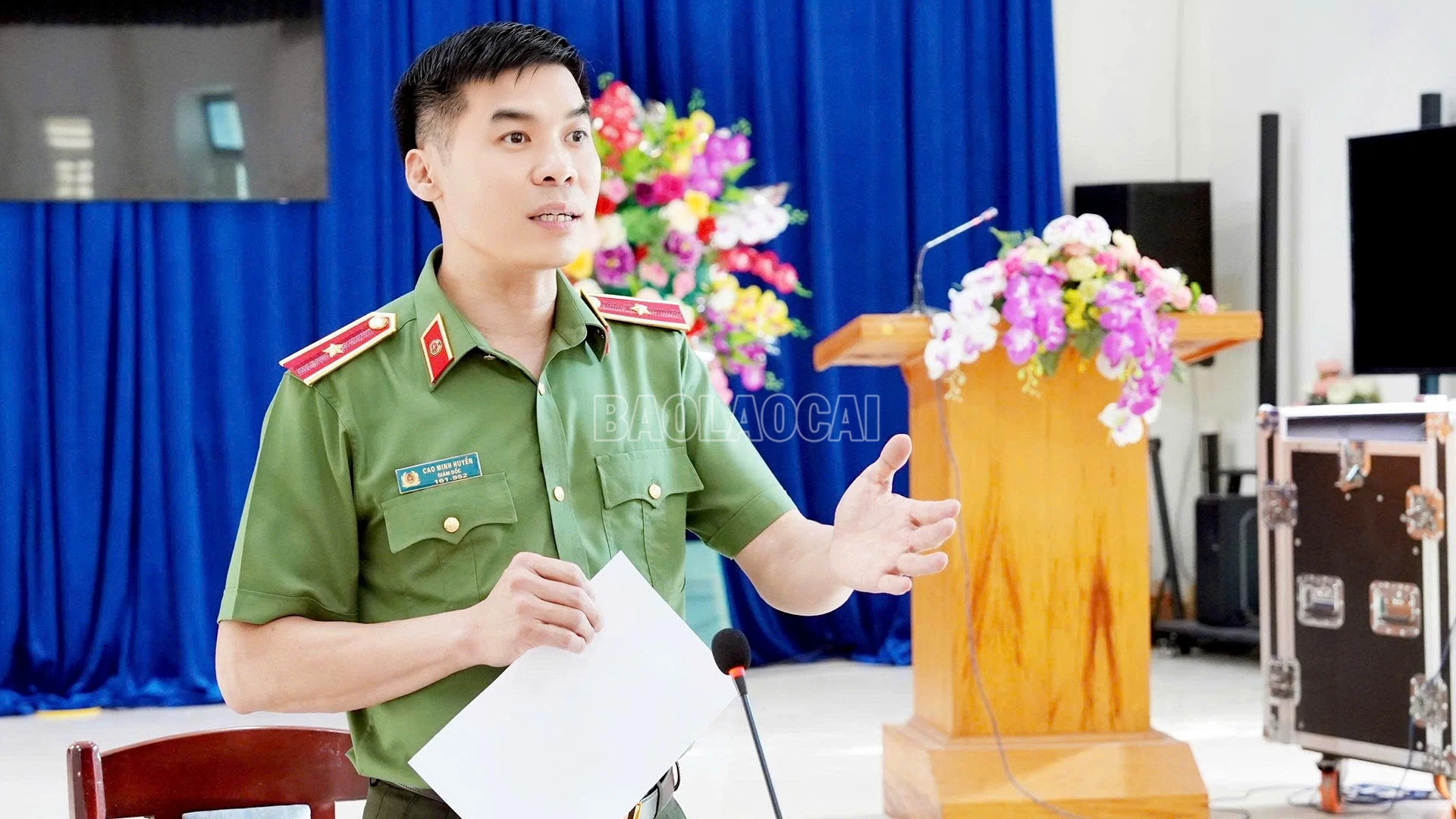 Đồng chí Thiếu tướng Cao Minh Huyền, Ủy viên Ban Thường vụ Tỉnh ủy, Bí thư Đảng ủy, Giám đốc Công an tỉnh phát biểu tại cuộc họp.