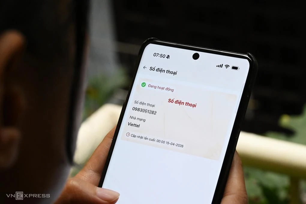 Một số điện thoại di động được gắn với tài khoản trên ứng dụng VNeID. Ảnh: Trọng Đạt