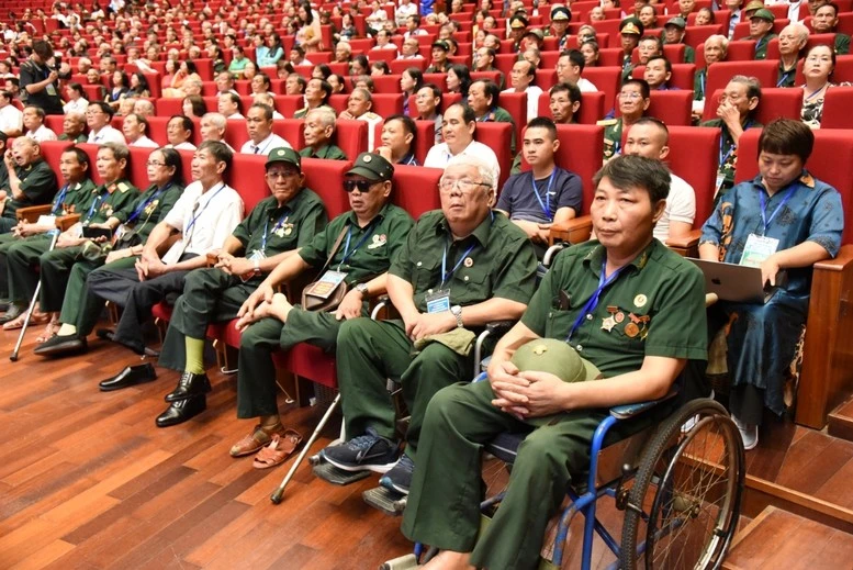 Trình Chủ tịch nước tặng quà cho người có công nhân kỷ niệm 79 năm ngày Thương binh - Liệt sĩ.