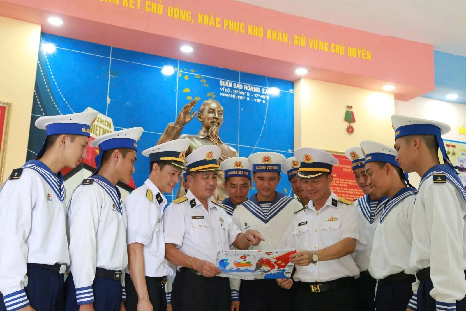 BTL Vùng 4 Hải quân nhận thư của các em học sinh Trường Tiểu học Vạn Bảo trao tặng.