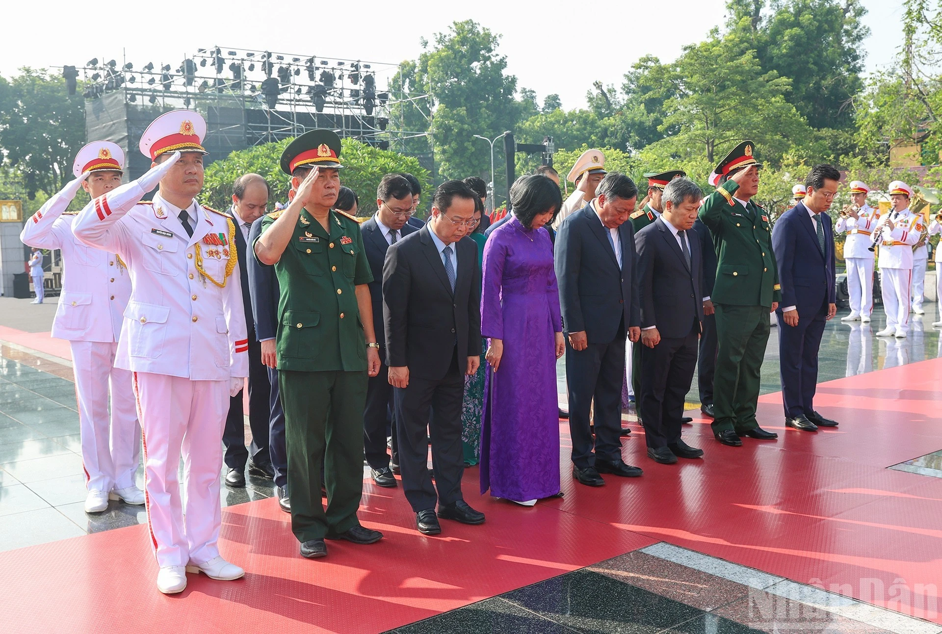 Đoàn đại biểu Thành ủy-Hội đồng nhân dân-Ủy ban nhân dân thành phố Hà Nội tưởng niệm các Anh hùng liệt sĩ.