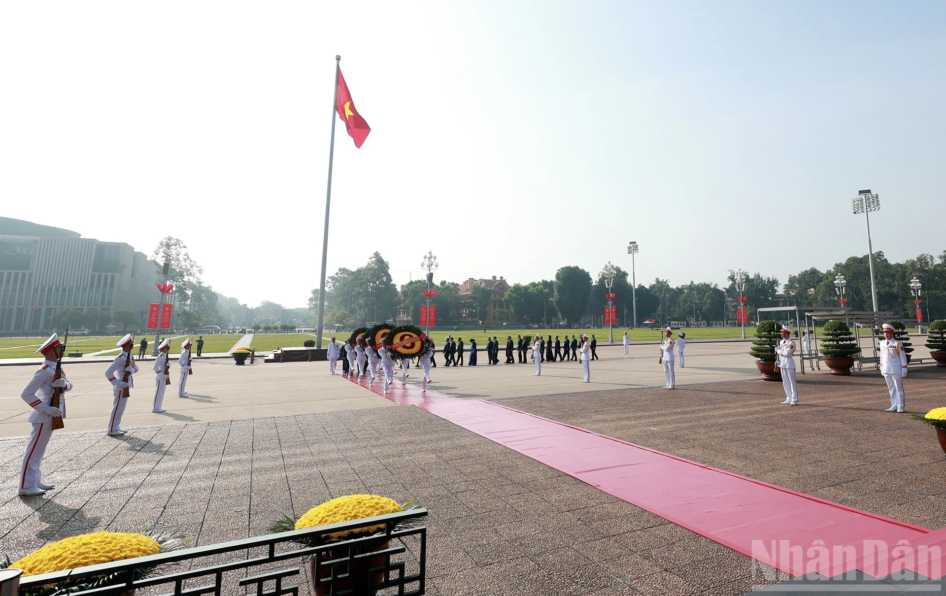 Đoàn đại biểu Ban Chấp hành Trung ương Đảng, Chủ tịch nước, Quốc hội, Chính phủ đặt vòng hoa và vào Lăng viếng Chủ tịch Hồ Chí Minh.