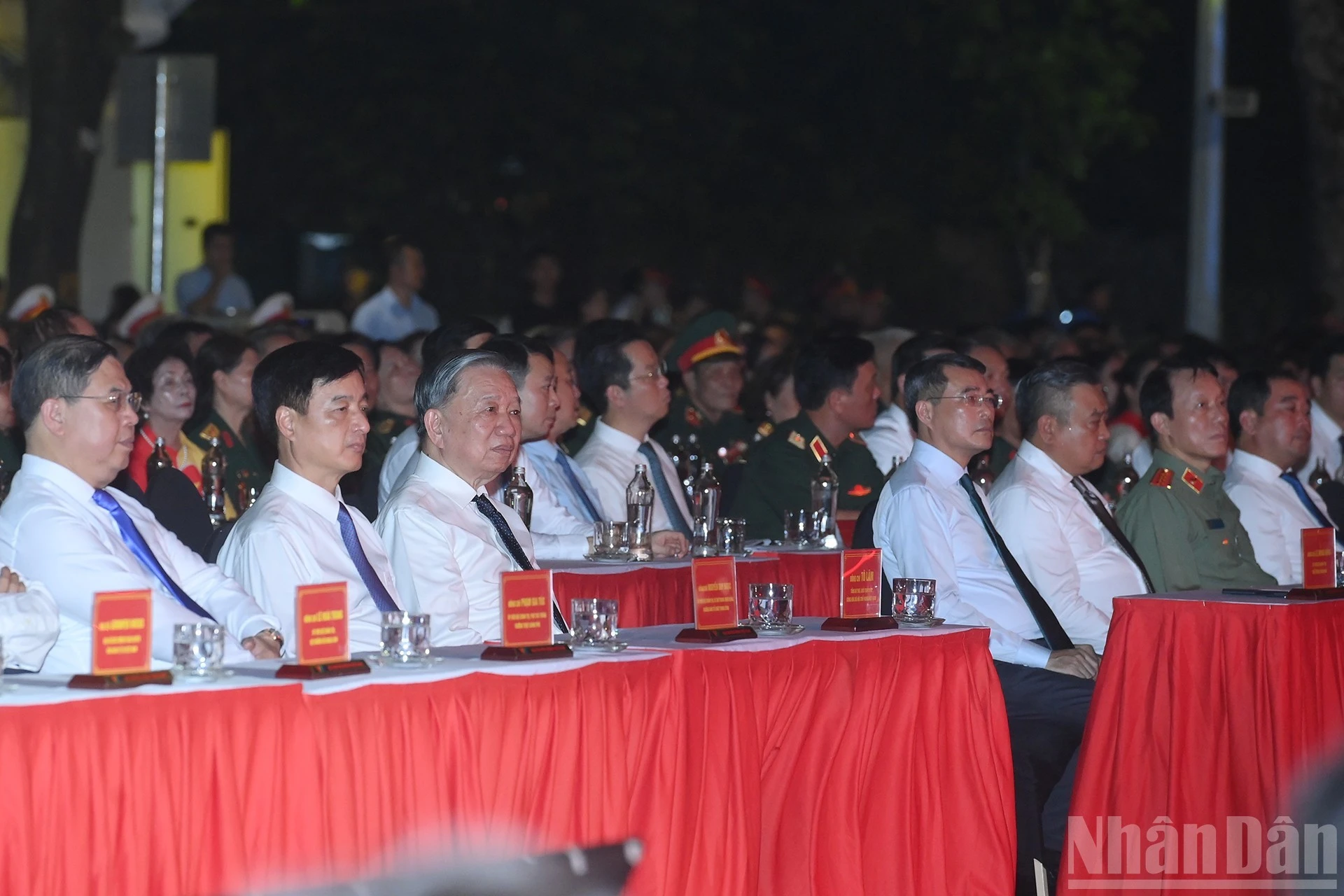 Tổng Bí thư, Chủ tịch nước Tô Lâm, Thủ tướng Lê Minh Hưng và các đại biểu dự Chương trình cầu truyền hình "Sao sáng dẫn đường" tại điểm cầu Hà Nội.