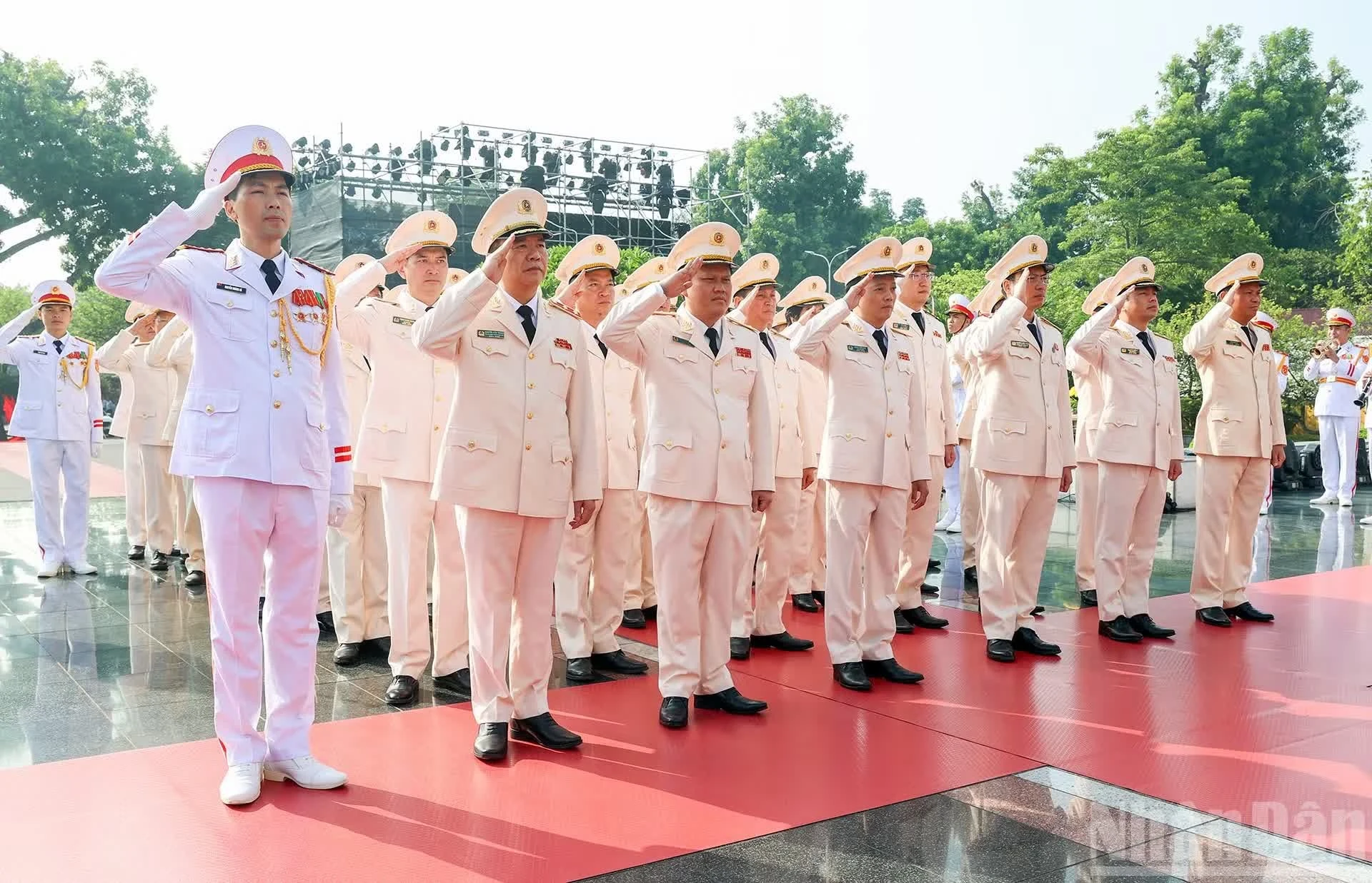 Đoàn đại biểu Đảng ủy Công an Trung ương - Bộ Công an tưởng niệm các Anh hùng liệt sĩ.