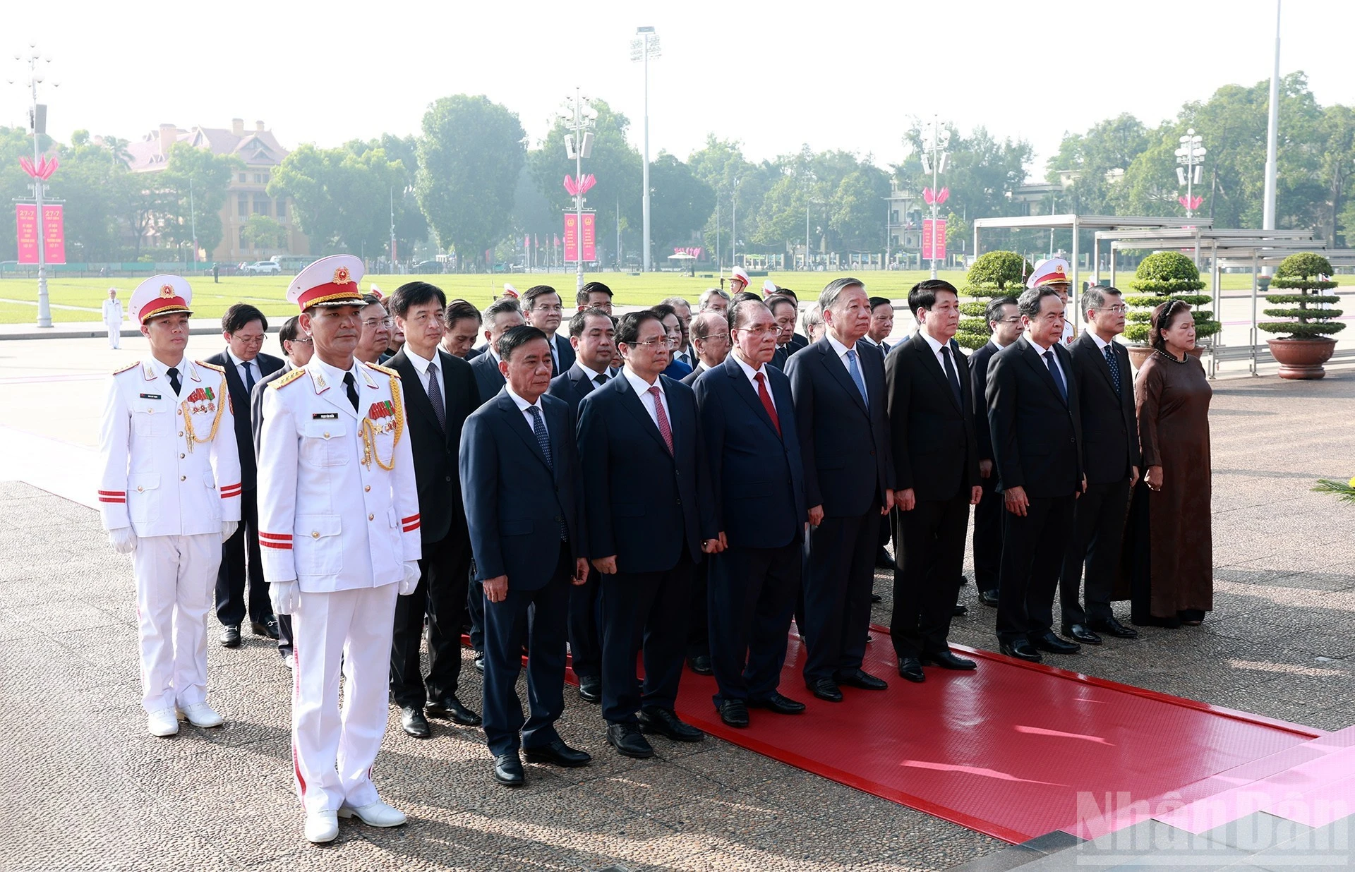 Đoàn đại biểu Ban Chấp hành Trung ương Đảng, Chủ tịch nước, Quốc hội, Chính phủ thành kính tưởng niệm Chủ tịch Hồ Chí Minh.