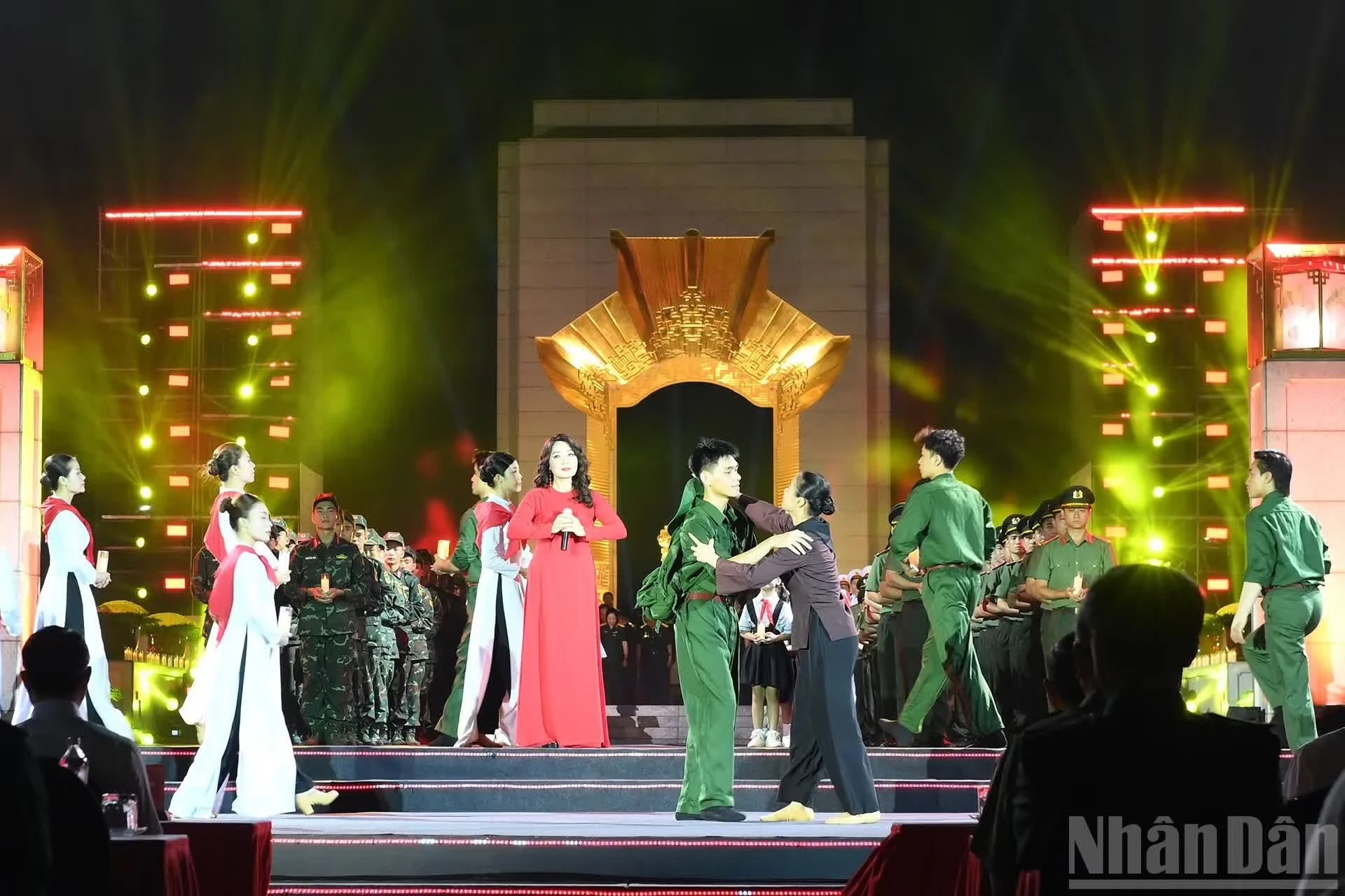 Tiết mục nghệ thuật tại Chương trình cầu truyền hình "Sao sáng dẫn đường" tại điểm cầu Hà Nội.