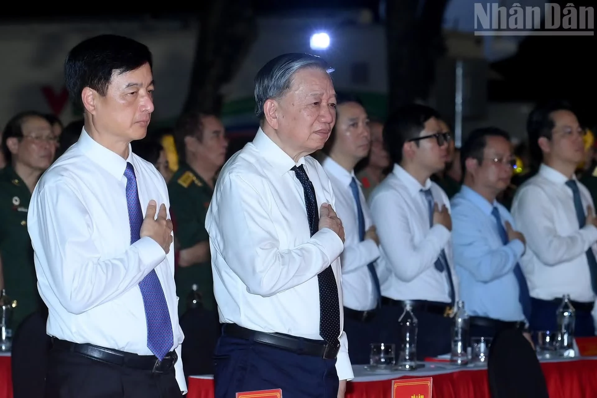 Tổng Bí thư, Chủ tịch nước Tô Lâm và các đại biểu dự Chương trình cầu truyền hình "Sao sáng dẫn đường" tại điểm cầu Hà Nội.