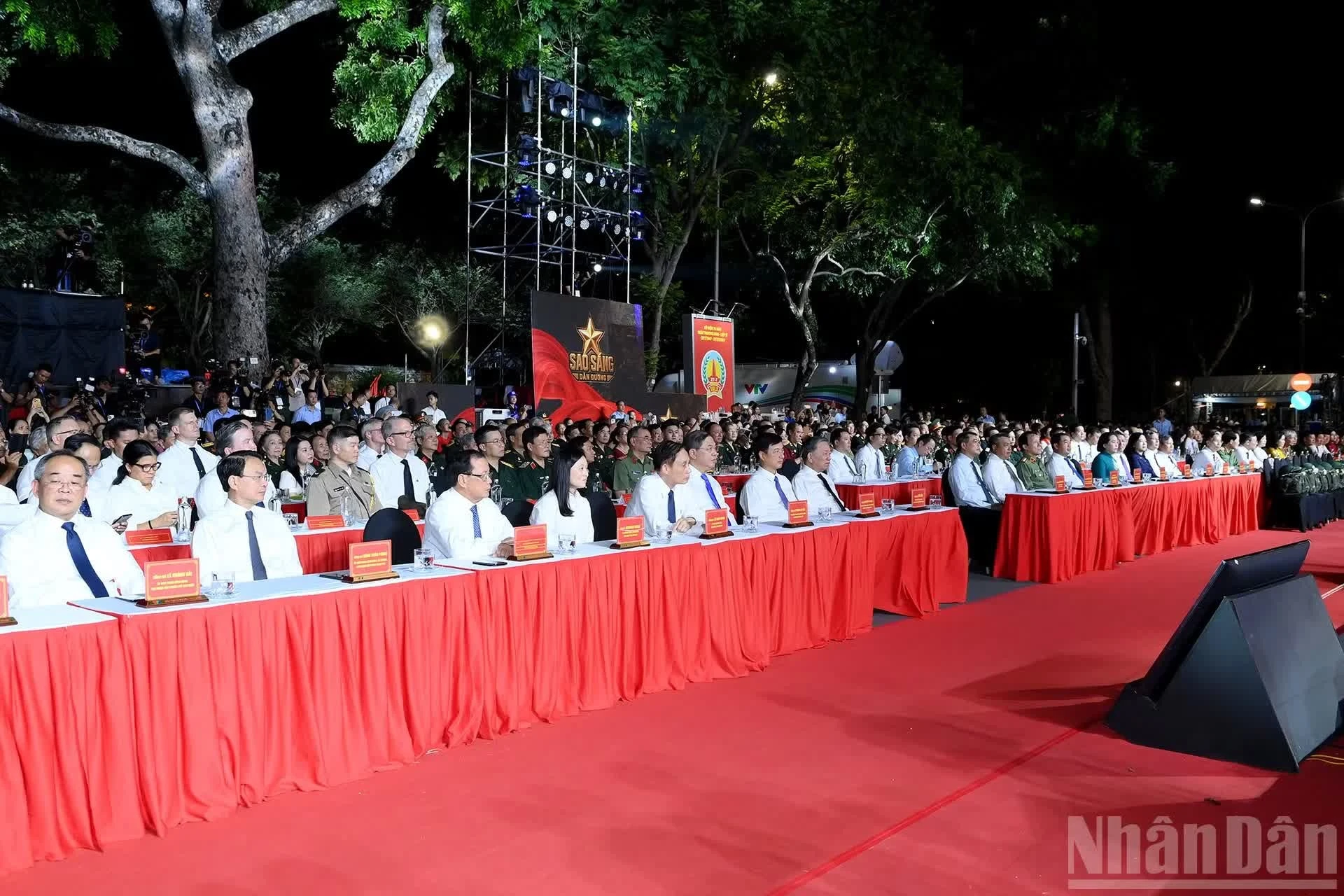 Tổng Bí thư, Chủ tịch nước Tô Lâm, Thủ tướng Lê Minh Hưng và các đại biểu dự Chương trình cầu truyền hình "Sao sáng dẫn đường" tại điểm cầu Hà Nội.