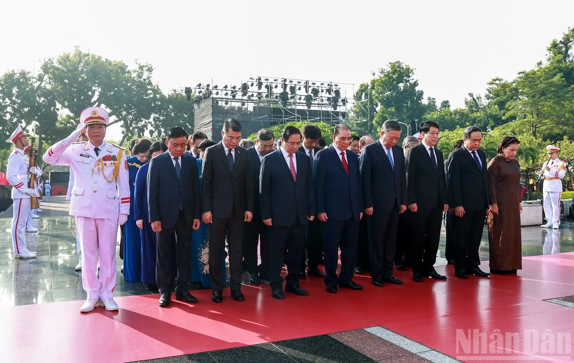 Tổng Bí thư, Chủ tịch nước Tô Lâm cùng các đồng chí lãnh đạo, nguyên lãnh đạo Đảng, Nhà nước tưởng niệm các Anh hùng liệt sĩ.