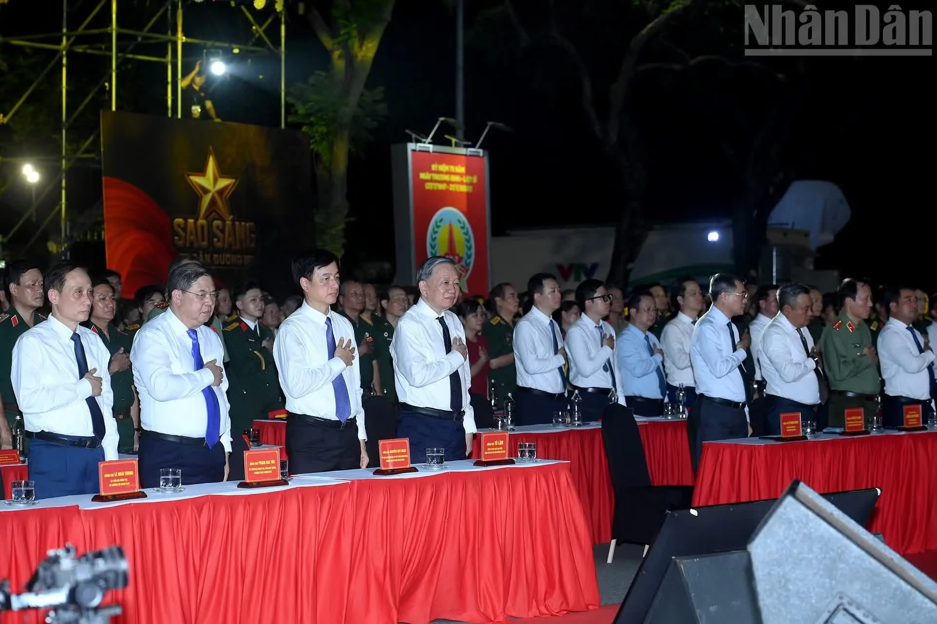 Tổng Bí thư, Chủ tịch nước Tô Lâm, Thủ tướng Lê Minh Hưng và các đại biểu dự Chương trình cầu truyền hình "Sao sáng dẫn đường" tại điểm cầu Hà Nội.