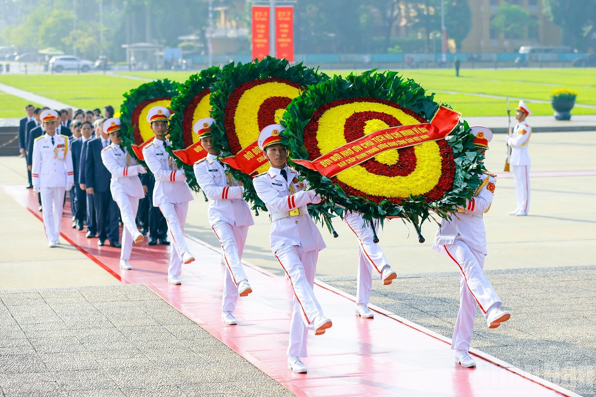 Đoàn đại biểu Ban Chấp hành Trung ương Đảng, Chủ tịch nước, Quốc hội, Chính phủ đặt vòng hoa và vào Lăng viếng Chủ tịch Hồ Chí Minh.