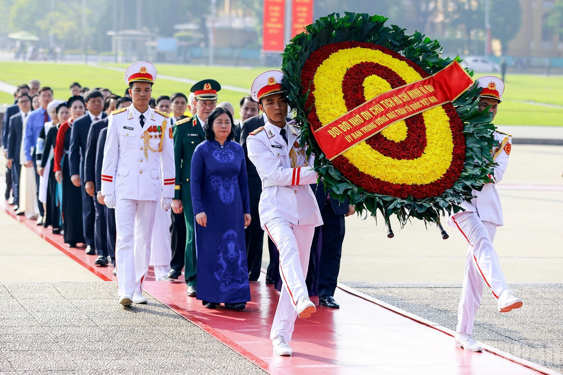 Đoàn đại biểu Ủy ban Trung ương Mặt trận Tổ quốc Việt Nam đặt vòng hoa và vào Lăng viếng Chủ tịch Hồ Chí Minh.