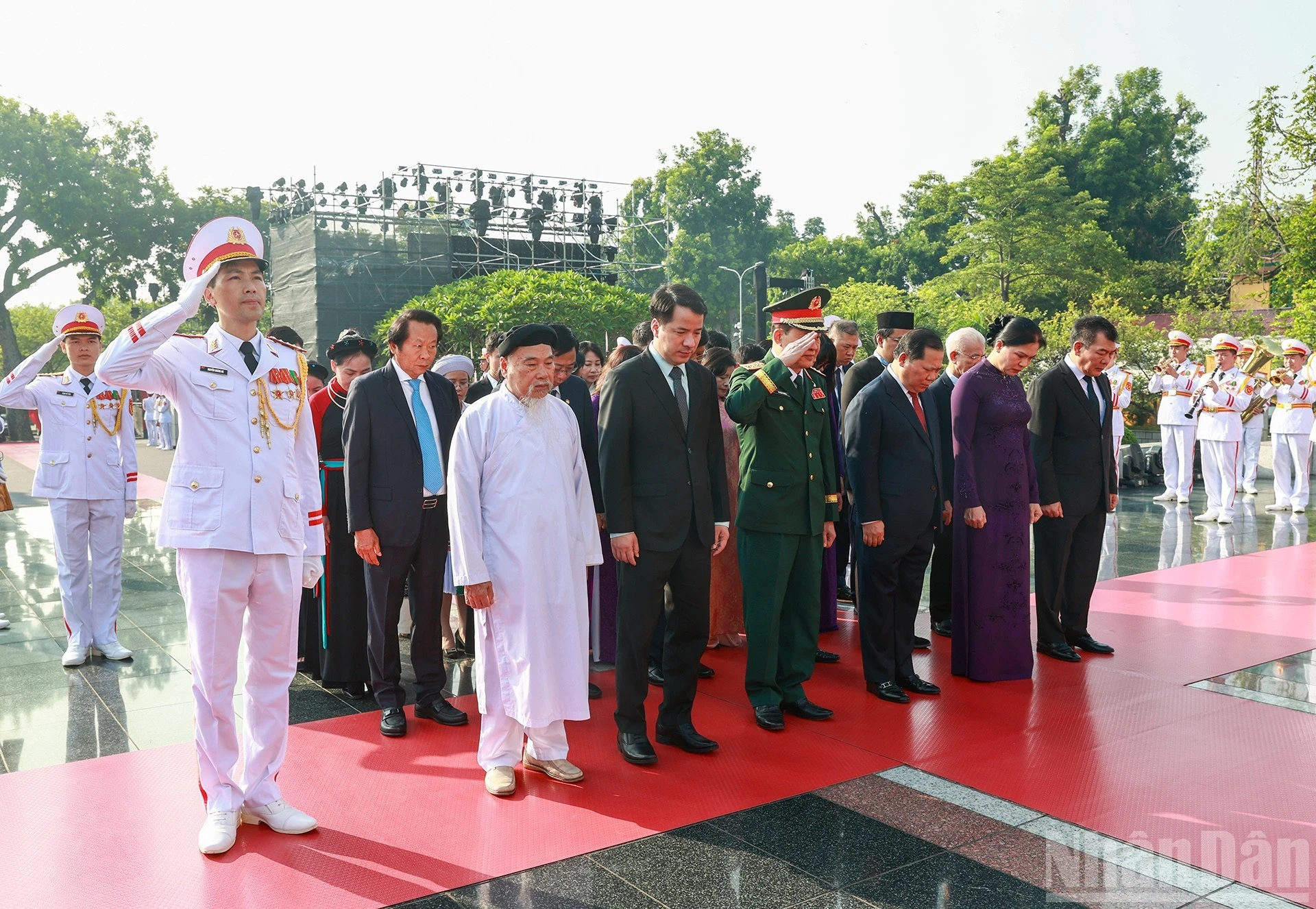 Đoàn đại biểu Ủy ban Trung ương Mặt trận Tổ quốc Việt Nam tưởng niệm các Anh hùng liệt sĩ.
