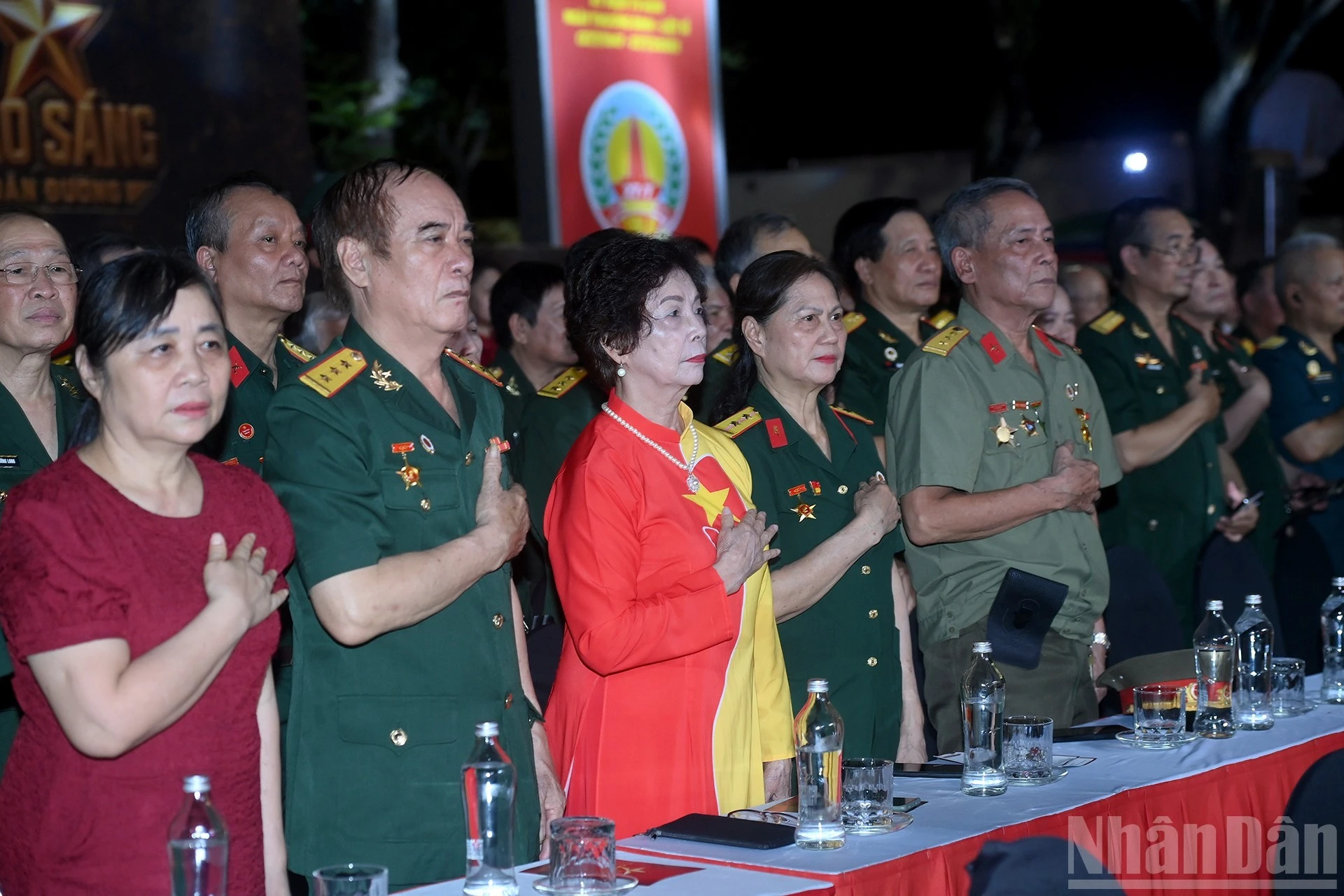Các đại biểu dự Chương trình cầu truyền hình "Sao sáng dẫn đường" tại điểm cầu Hà Nội.