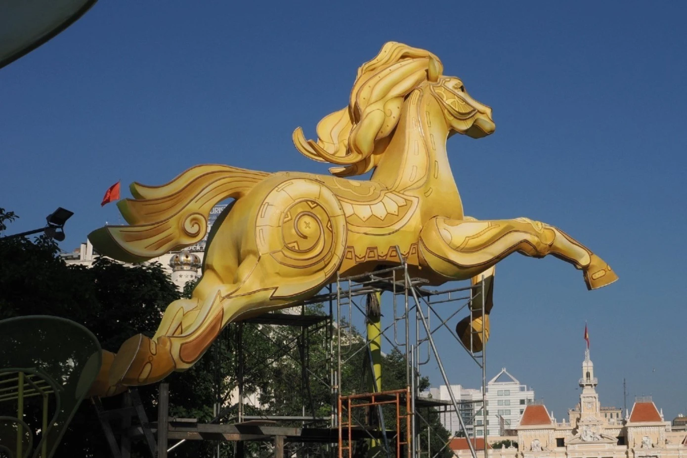 Linh vật bề thế ở đường hoa Nguyễn Huệ (TPHCM).
