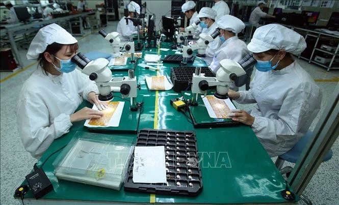 Sản xuất linh kiện điện tử tại công ty TNHH 4P (Hưng Yên), dự án có vốn đầu tư lớn, công nghệ tiên tiến, khả năng tham gia sâu chuỗi liên kết khu vực và toàn cầu. Ảnh tư liệu: TTXVN