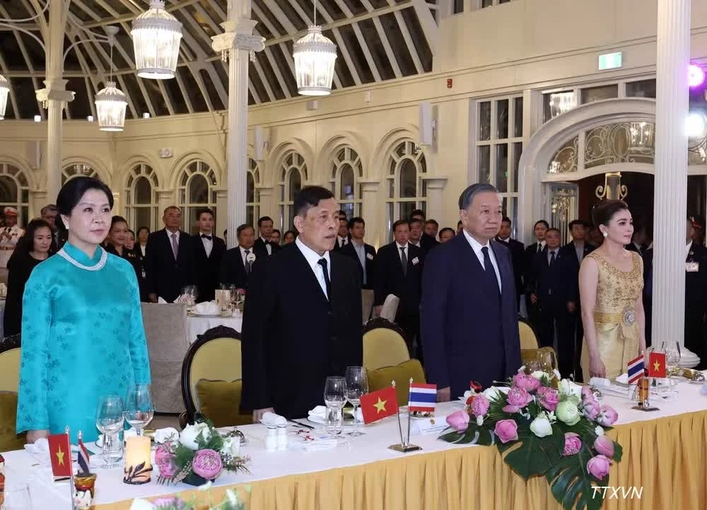 Tổng Bí thư, Chủ tịch nước Tô Lâm và Phu nhân Ngô Phương Ly cùng Nhà vua Thái Lan Maha Vajiralongkorn Phra Vajiraklaochaoyuhua và Hoàng hậu Suthida Bajrasudhabimalalakshana với các đại biểu thực hiện nghi thức chào cờ. Ảnh: TTXVN