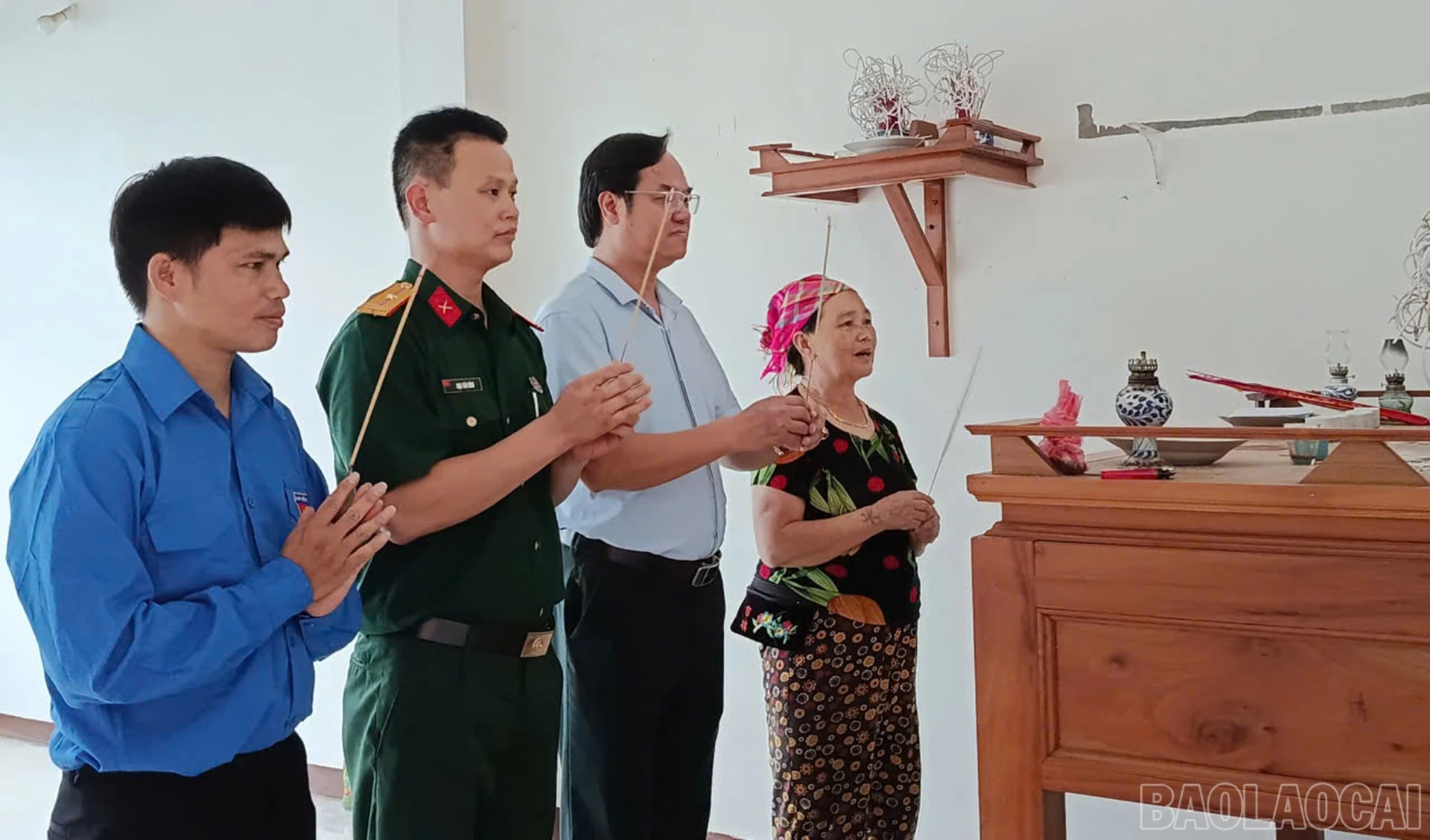 Lãnh đạo xã Mỏ Vàng thắp hương tưởng niệm liệt sĩ tại gia đình thân nhân.