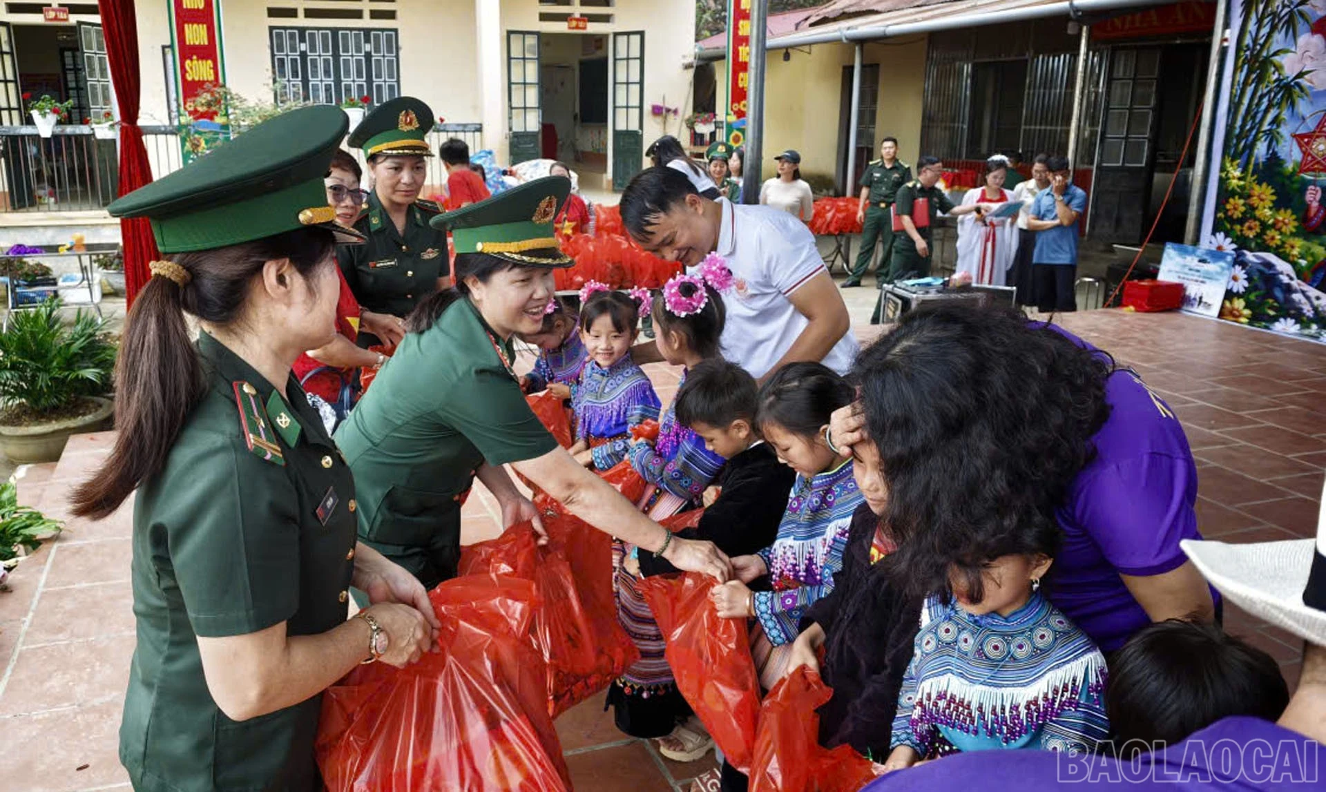 Hội Phụ nữ Bộ đội Biên phòng Lào Cai tặng quà các cháu học sinh.