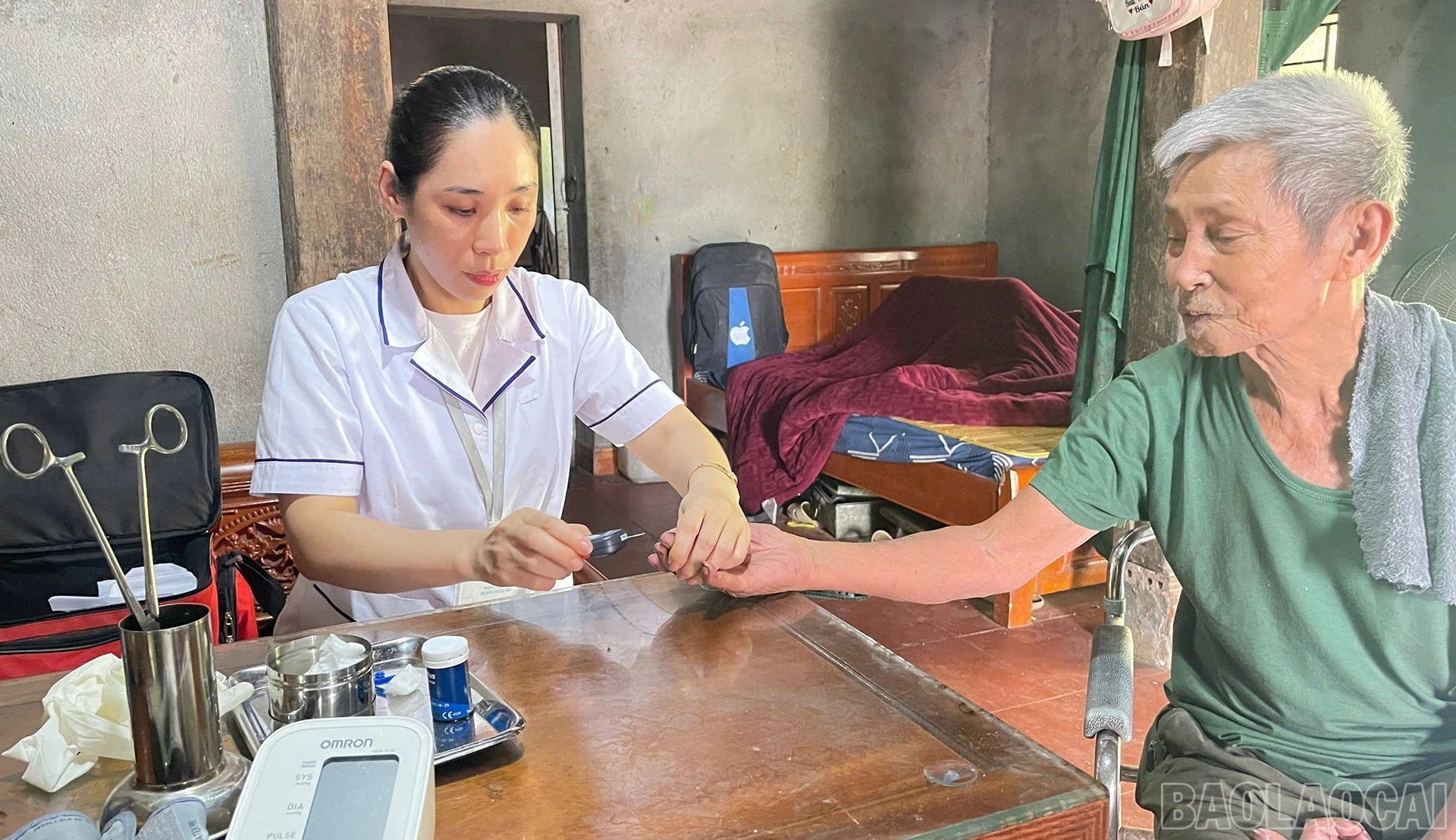 Người có công và thân nhân người có công trên địa bàn xã Bản Xèo được khám tổng quát và cấp thuốc miễn phí.