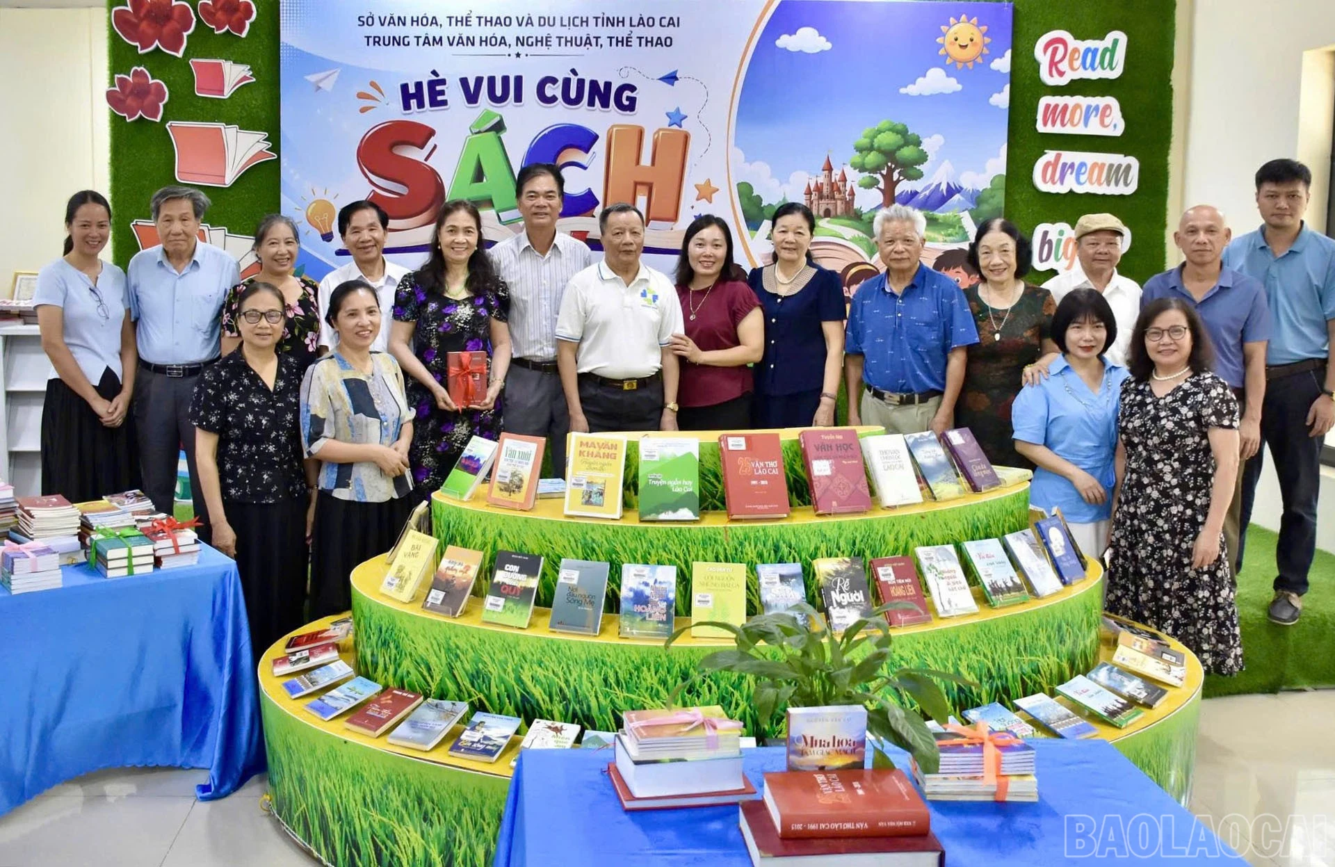 baolaocai-br_doan-vns-chup-anh-luu-niem-cung-can-bo-thu-vien.jpg