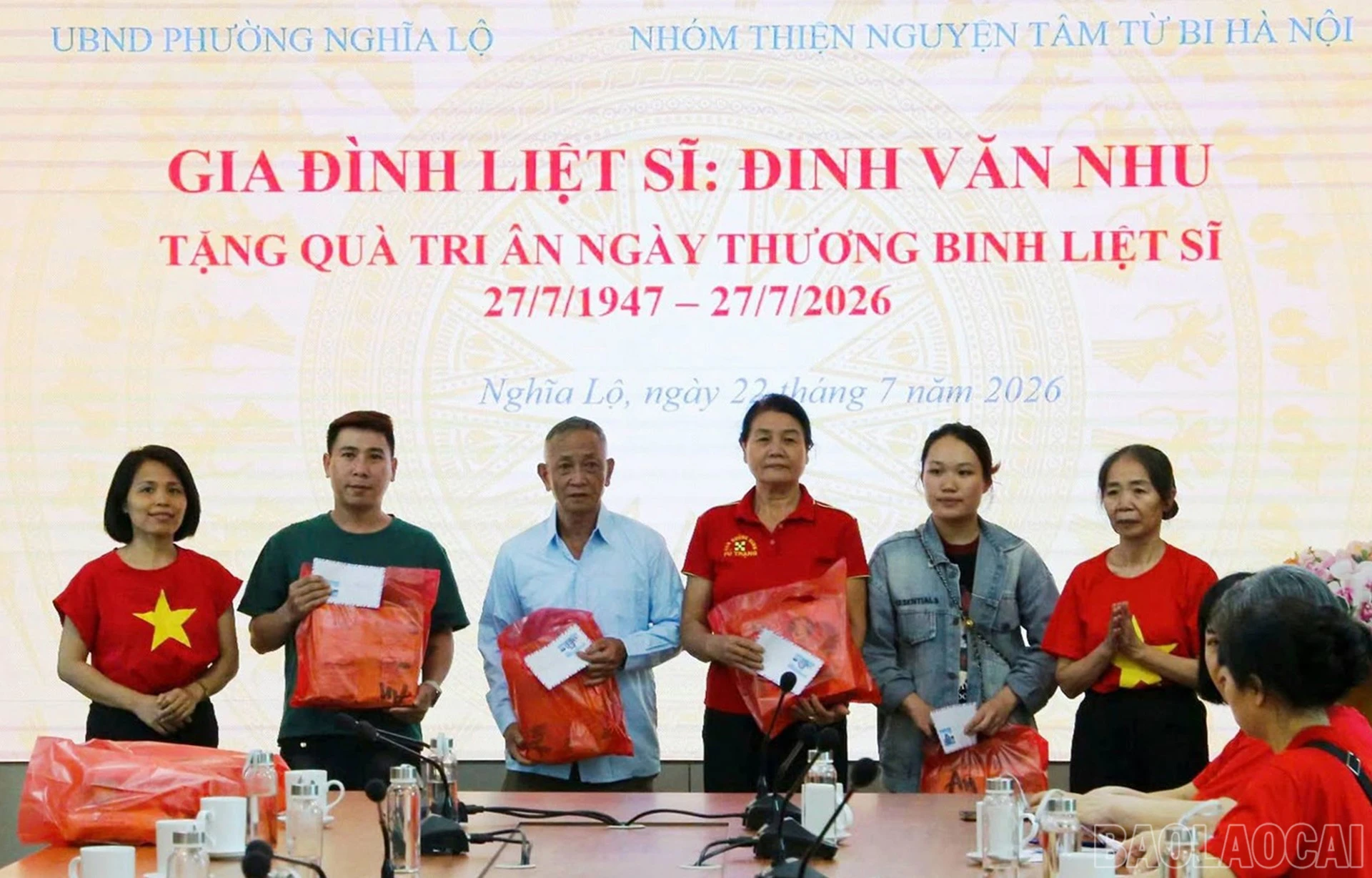 Các hộ gia đình thương bệnh binh, thân nhân liệt sĩ tại phường Nghĩa Lộ được gia đình cố liệt sĩ Đinh Văn Nhu trao quà.