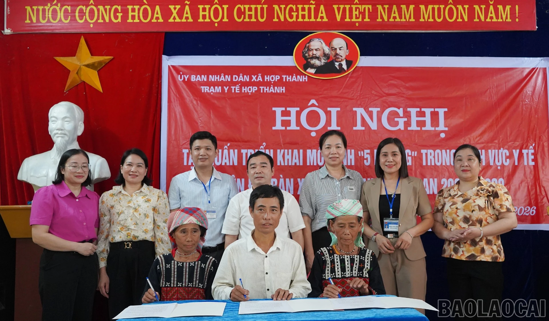 Đại diện các hộ gia đình ký cam kết thực hiện mô hình.