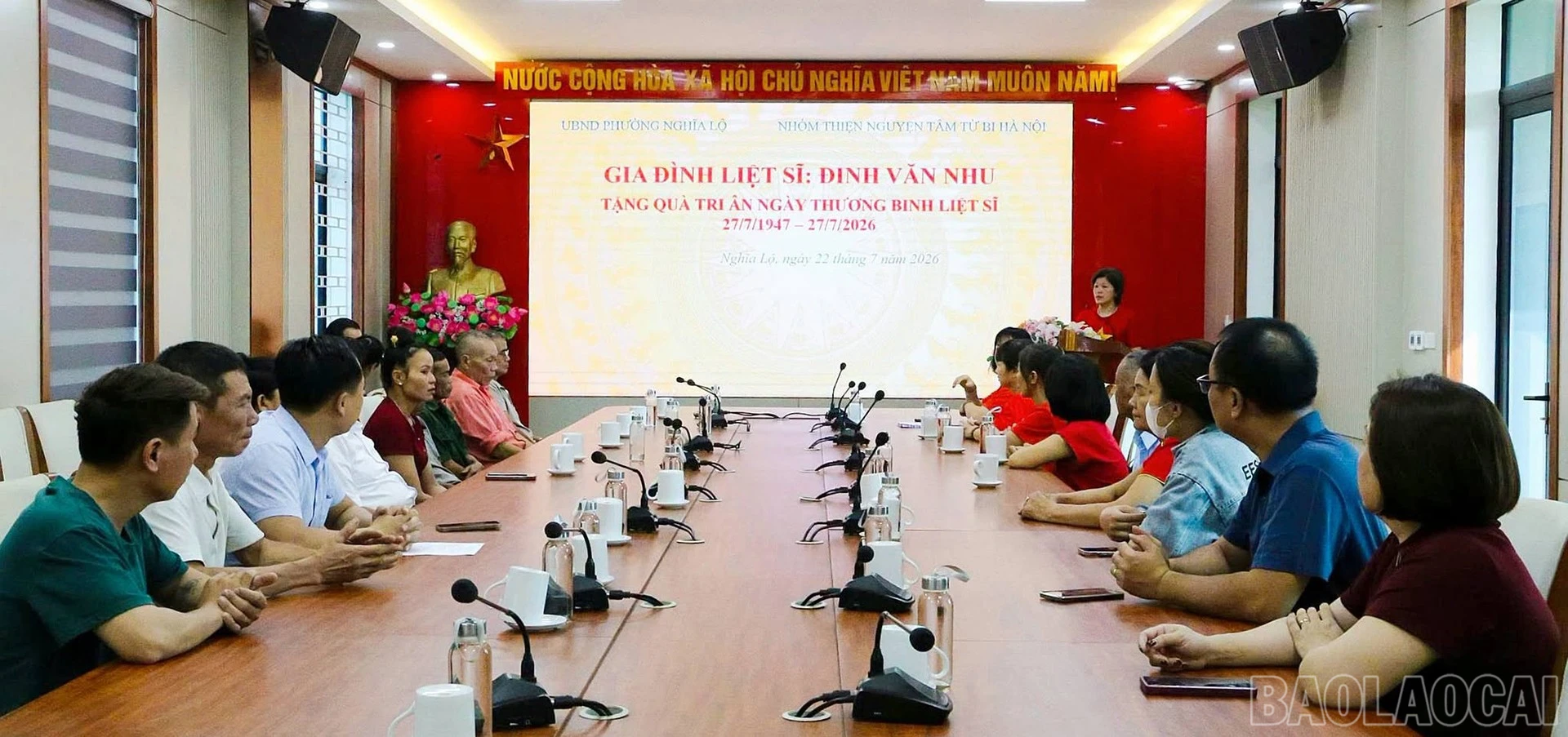 Quang cảnh buổi trao quà.
