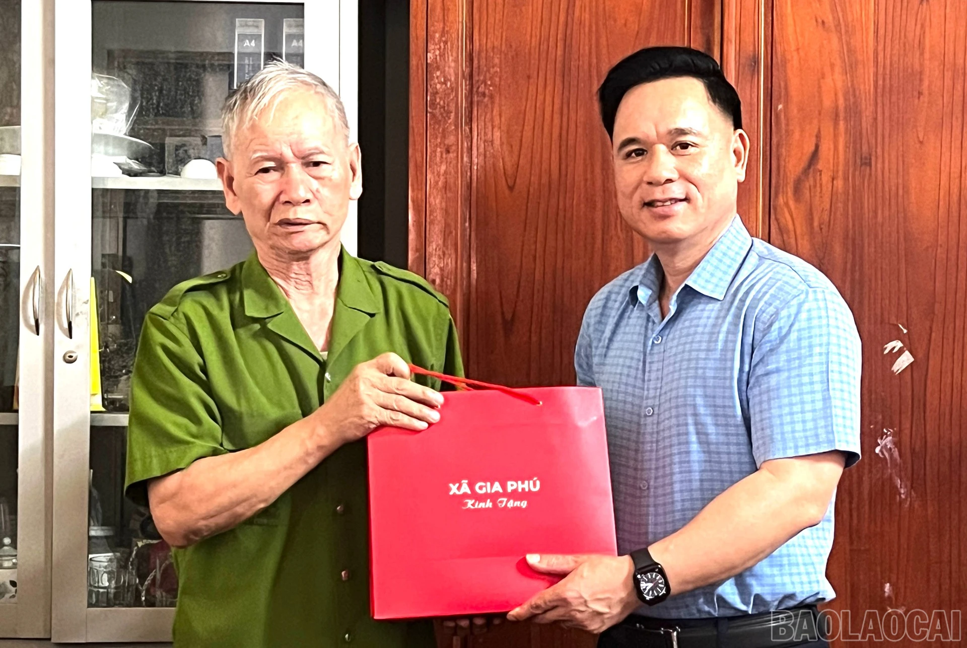 Đồng chí Hoàng Anh Tuấn - Phó Bí thư Thường trực Đảng ủy xã làm trưởng đoàn đã đến thăm, tặng quà người có công và thân nhân người có công trên địa bàn xã Xuân Giao (cũ).