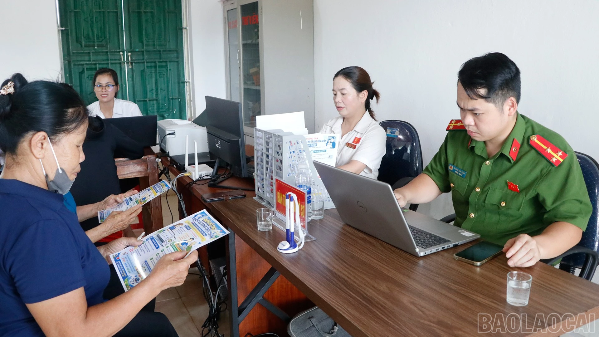 Người dân tìm hiểu quy trình, thủ tục hành chính được hỗ trợ giải quyết tại Điểm hỗ trợ dịch vụ công trực tuyến của thôn.