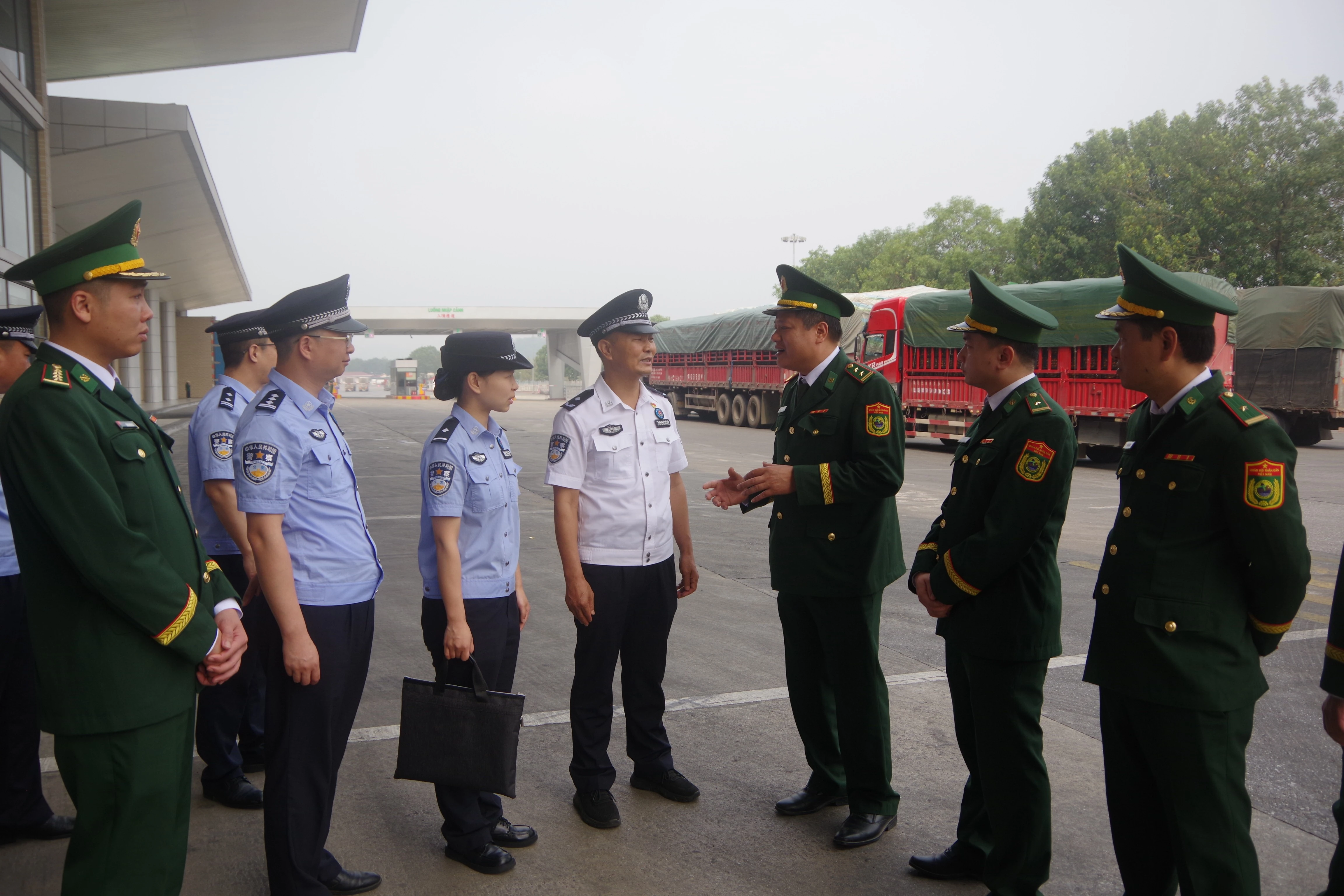 cac-dai-bieu-trao-doi-ve-cac-phuong-thuc-dieu-tiet-phuong-tien-tai-cua-khau-duong-bo-so-2-kim-thanh.jpg