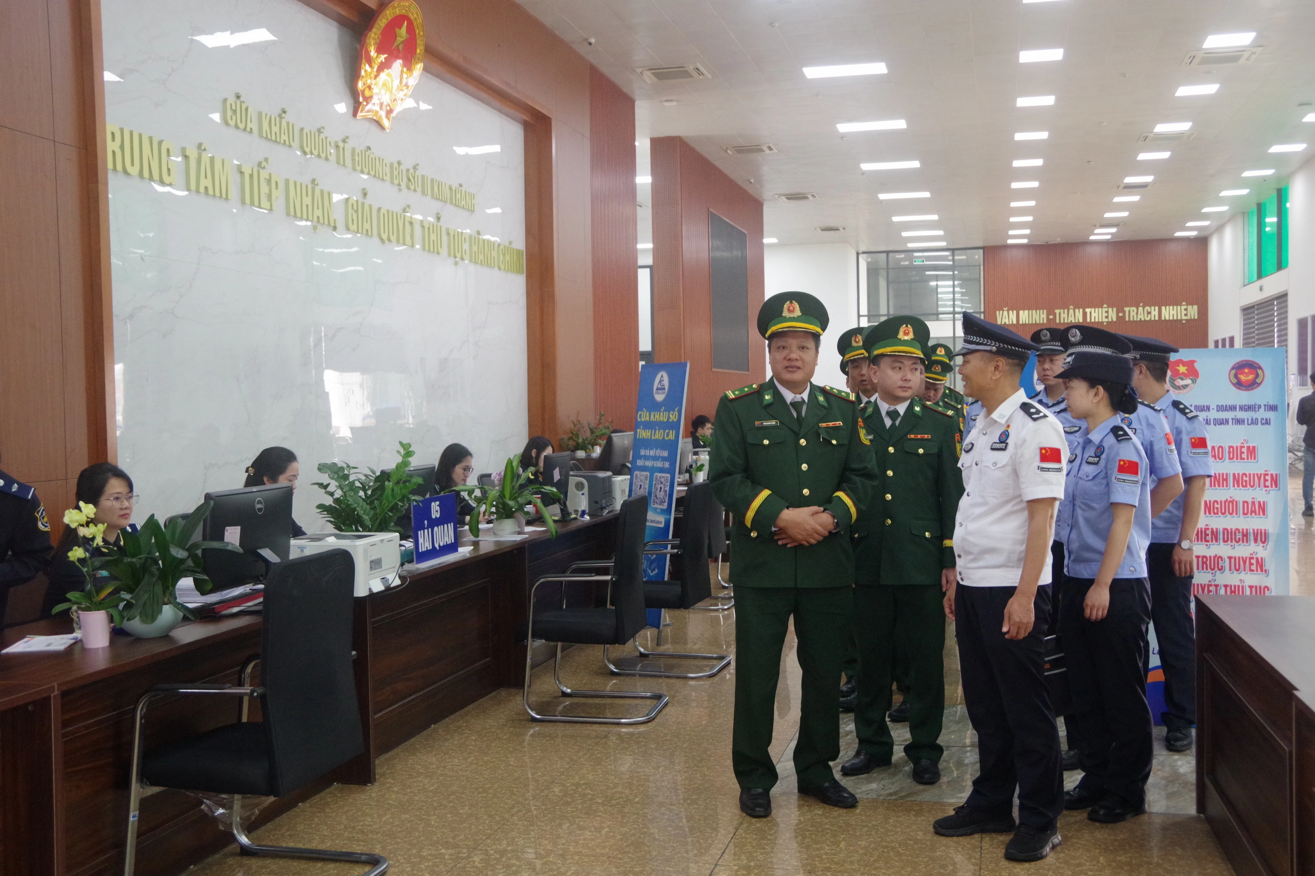 cac-dai-bieu-tham-quan-tai-trung-tam-tiep-nhan-va-giai-quyet-thu-tuc-hanh-chinh-cua-khau-duong-bo-so-2-kim-thanh.jpg