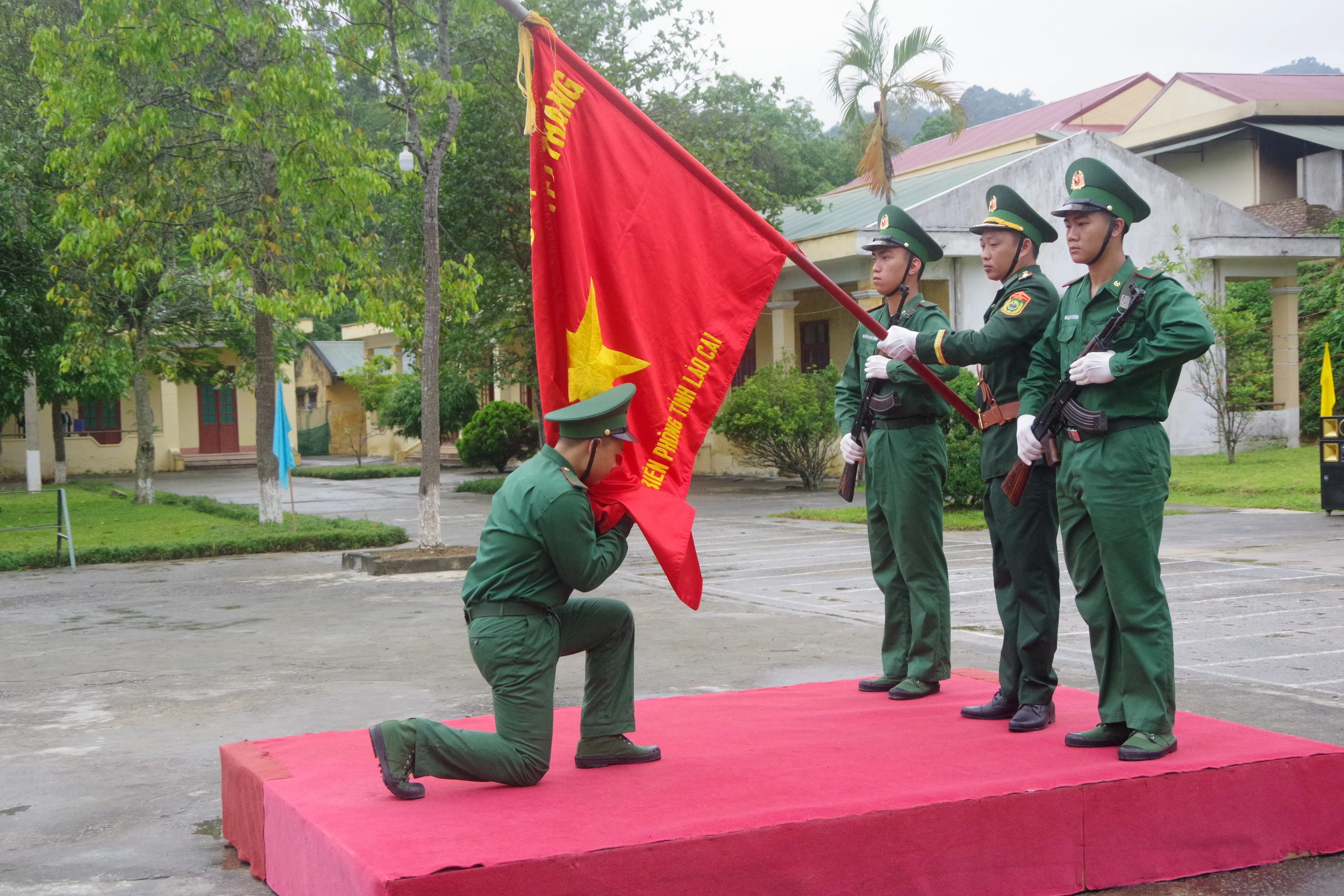 chen-si-moi-thuc-hien-nghi-thuc-hon-quan-ky.jpg