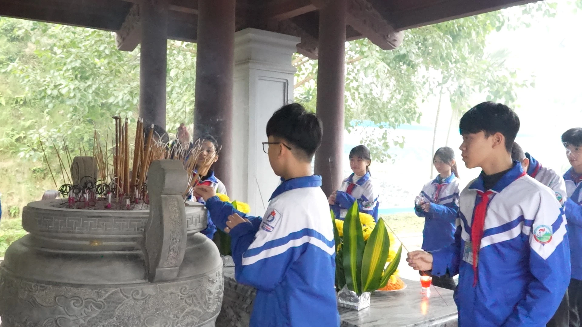 cac-em-hoc-sinh-dang-huong.jpg