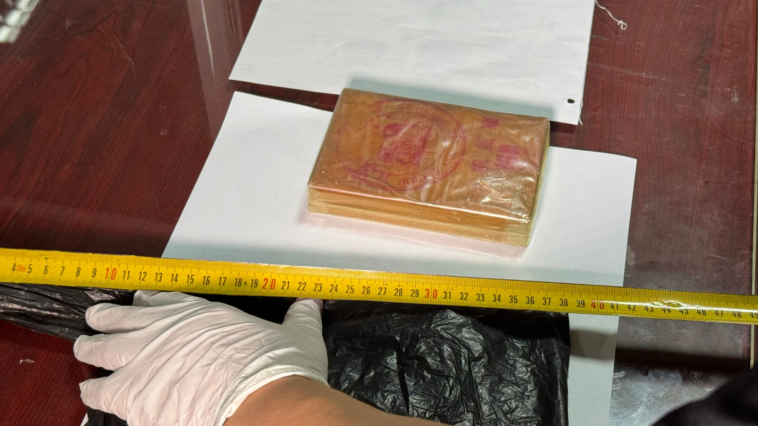 anh-4-tang-vat-thu-giu-la-1-banh-heroin-1.jpg