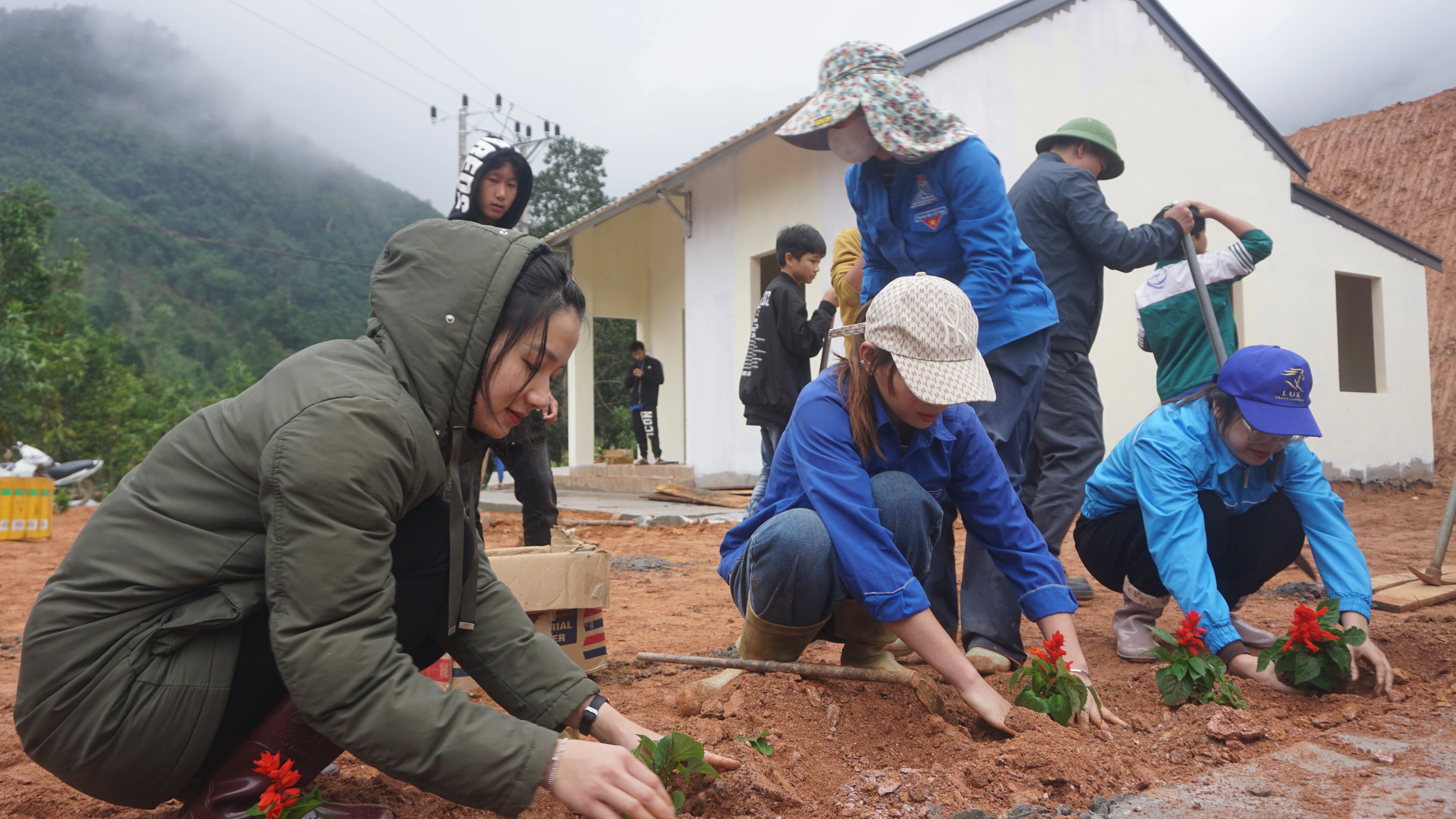 cac-luc-luong-tich-cuc-tham-gia-trong-hoa-cay-canh-taij-khu-tai-dinh-cu-thon-kho-vang-xa-coc-lau.jpg